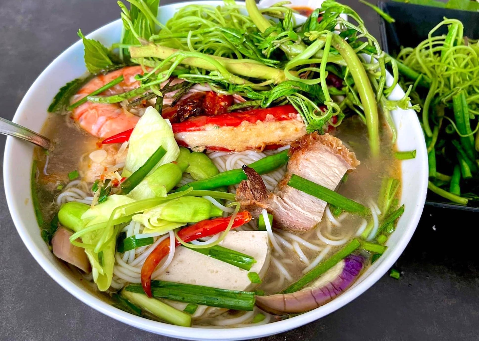 Mon bun mam hap dan cua 9X Viet o chau Au hinh anh