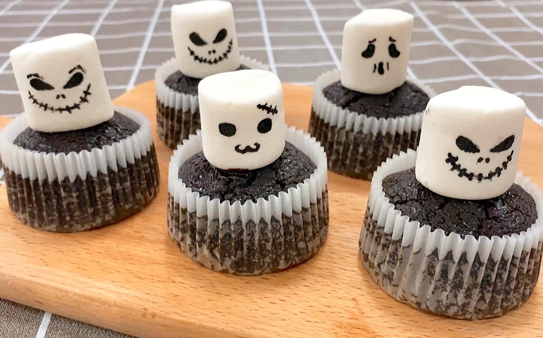 Lam banh cupcake, su kem don Halloween hinh anh