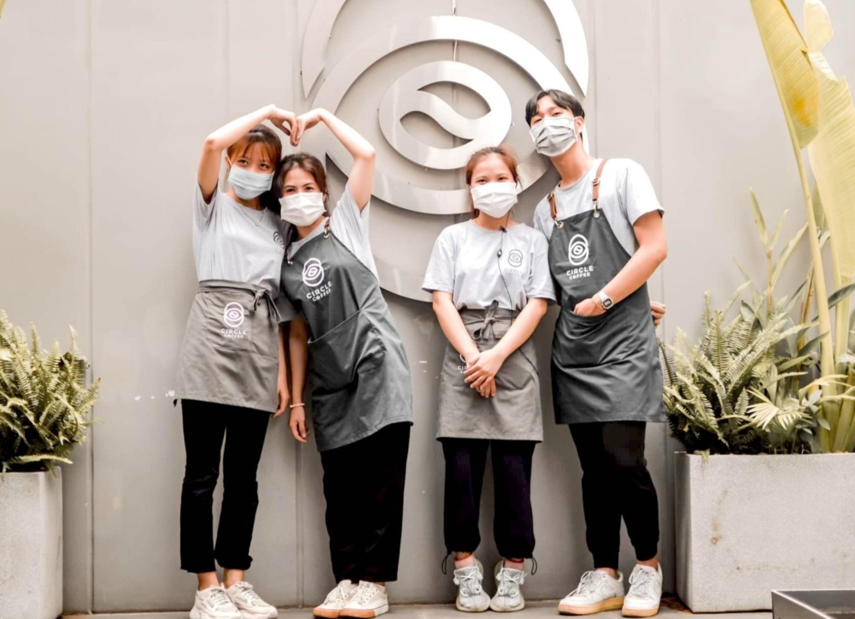 Quan ca phe o quan 7 gap kho ngay dau phuc vu tai cho hinh anh