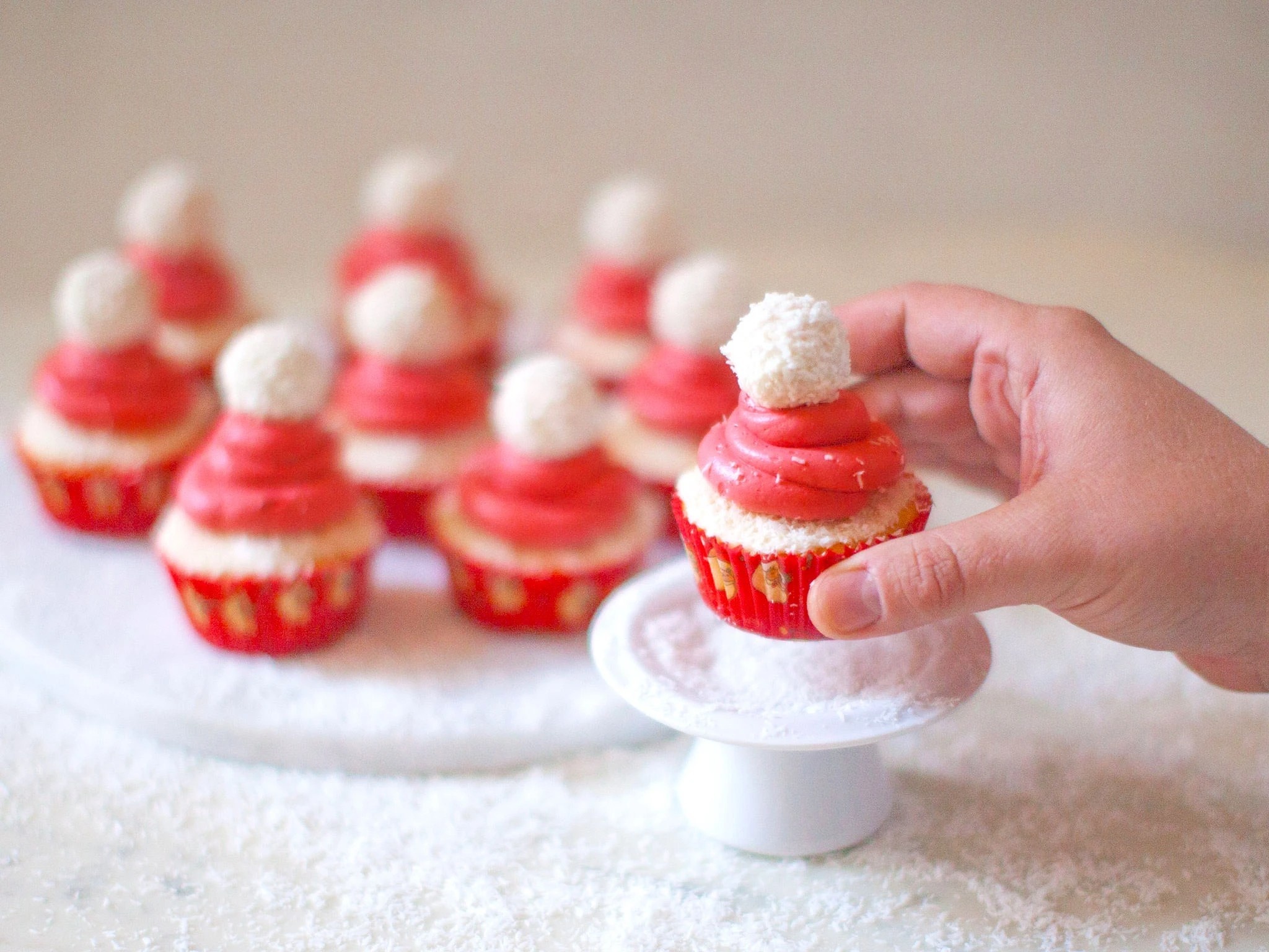 Lam banh cupcake don gian cho bua tiec Giang sinh hinh anh