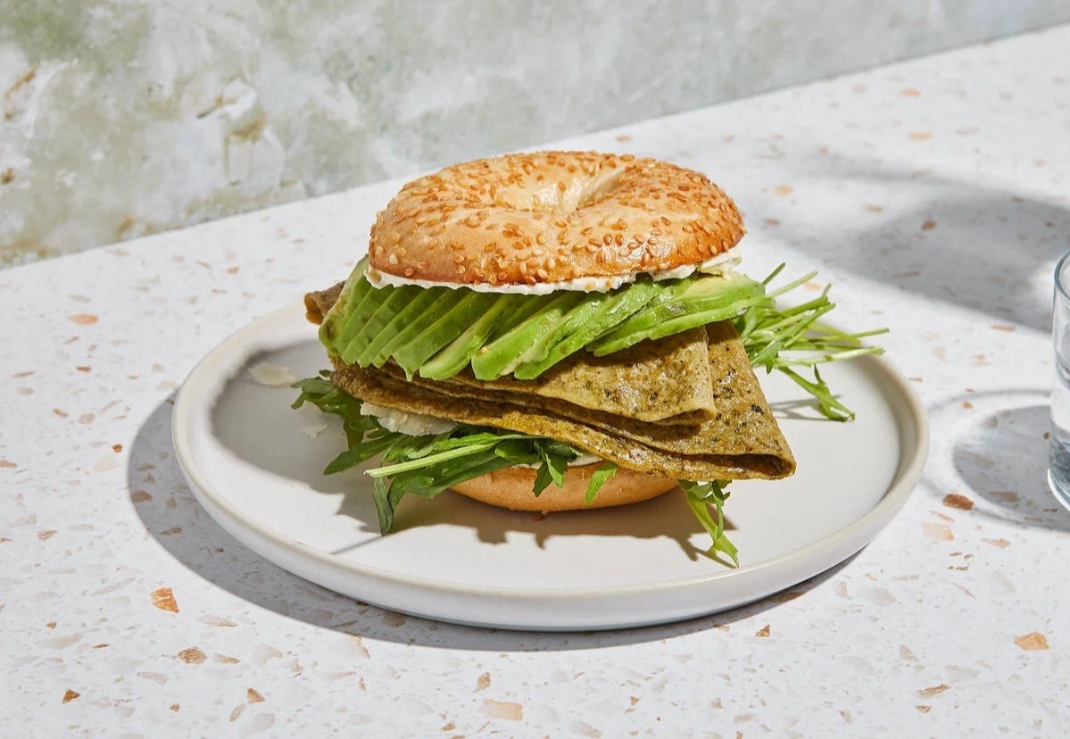 Lam banh mi trung pesto cho bua an nhanh ngay can Tet hinh anh