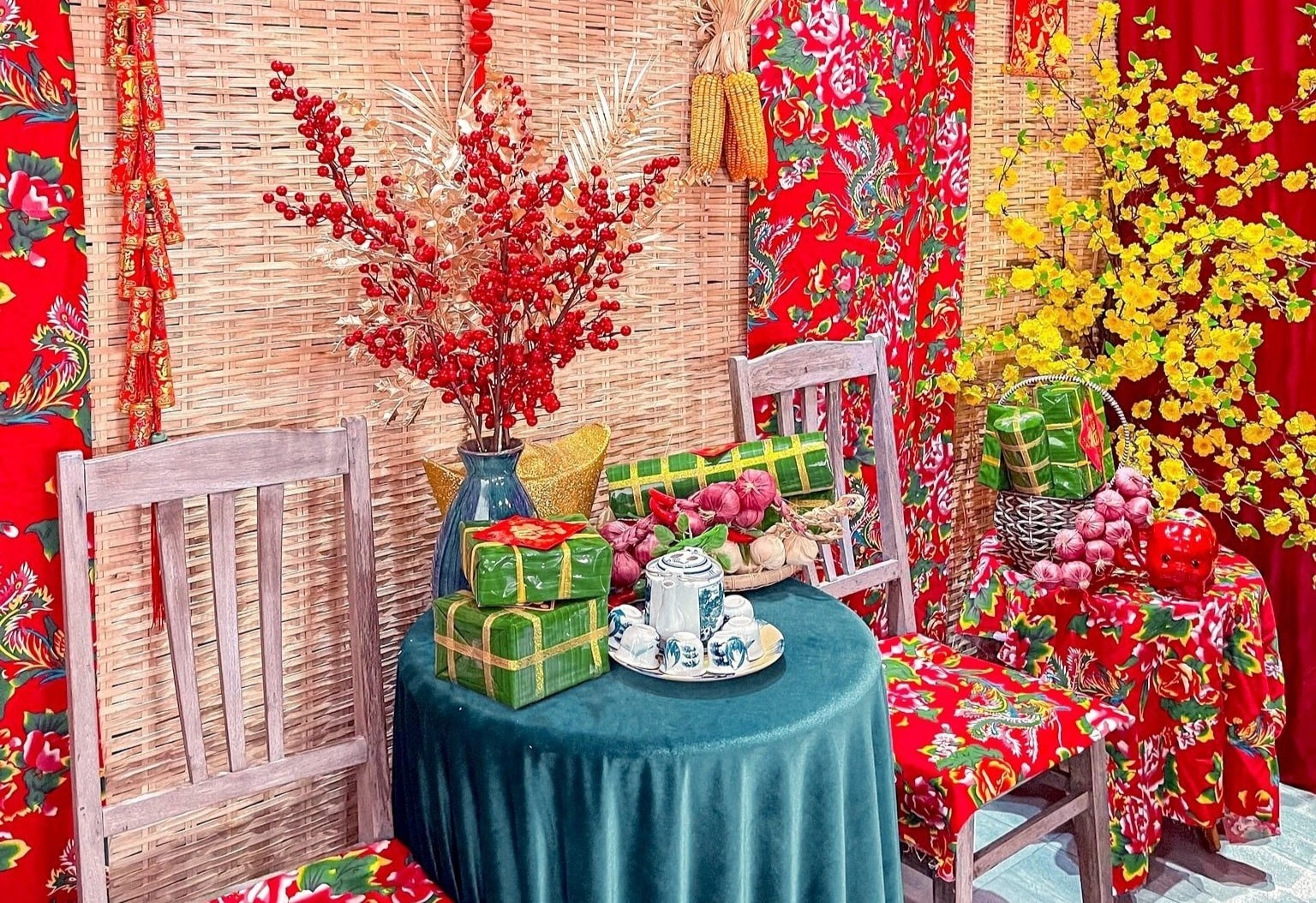 Tiem tra, quan ca phe trang tri Tet som o TP.HCM hinh anh