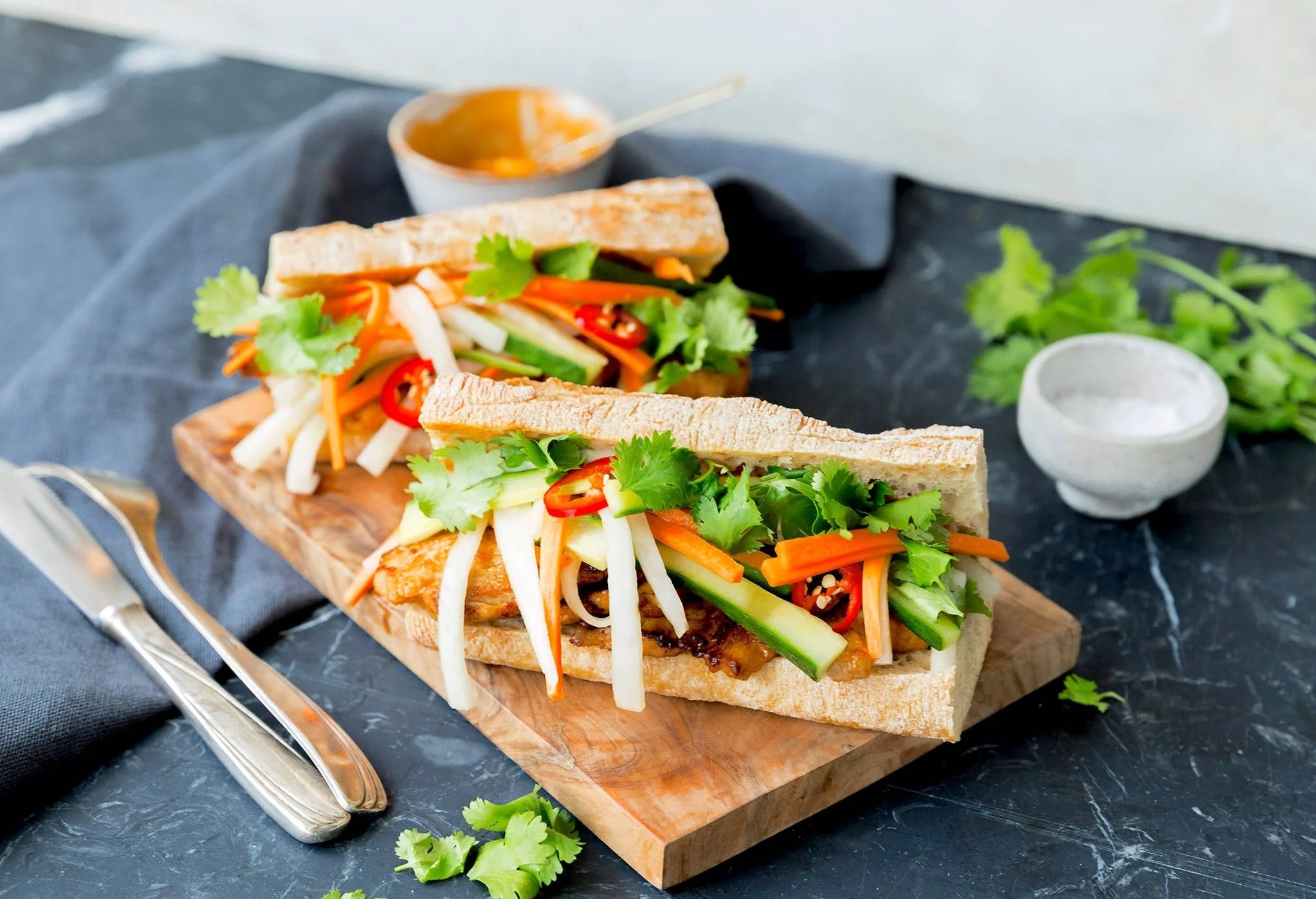 Lam banh mi kep thit cho bua sang cuoi tuan hinh anh