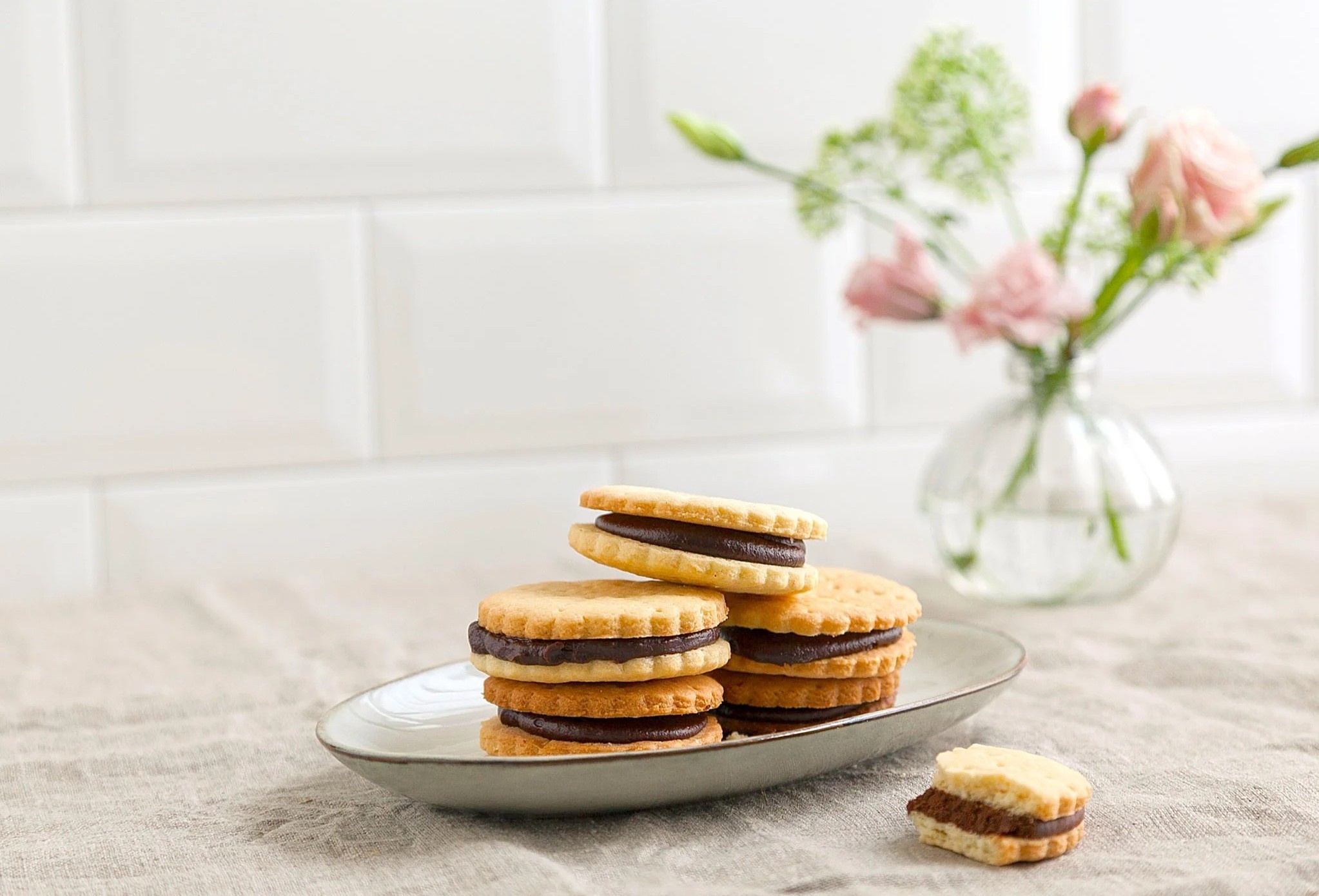 Lam banh cookie nhan chocolate dai khach ngay Tet hinh anh