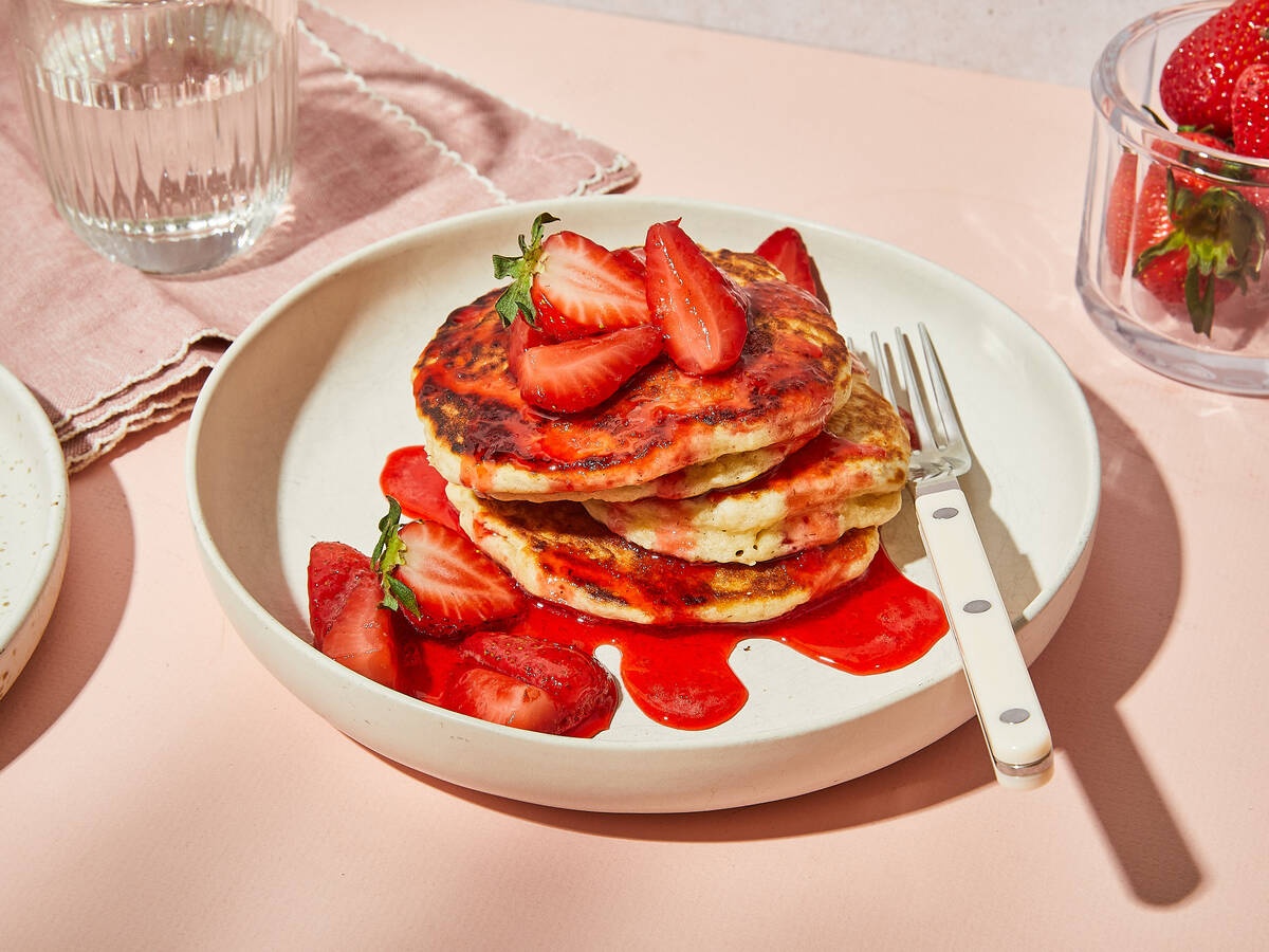 Lam pancake yen mach sot dau tay cho ngay nghi hinh anh