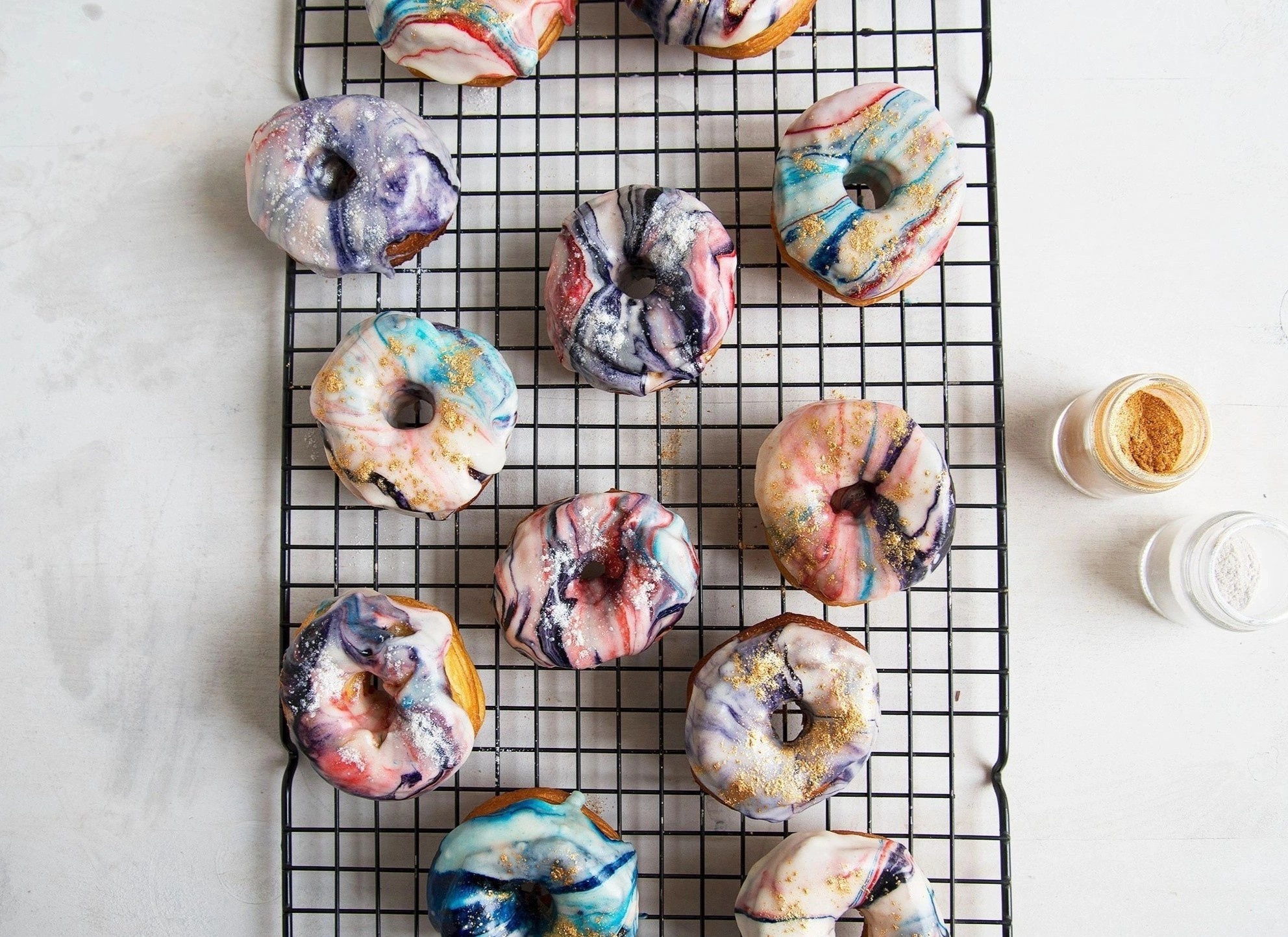 Lam banh donut galaxy nham nhi cuoi tuan hinh anh