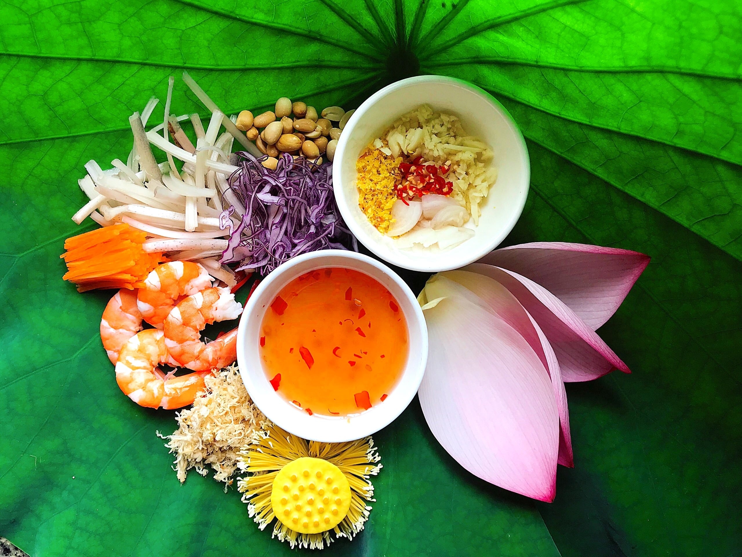 Huong dan 2 cach lam goi ngo sen cuc ngon hinh anh