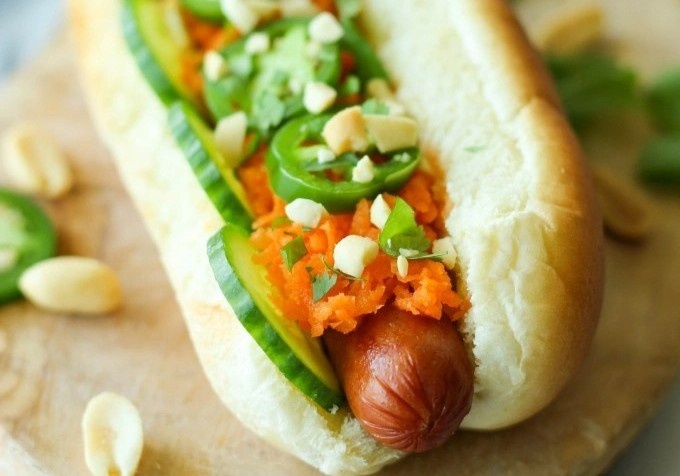 Mon banh mi kep xuc xich cho dau tuan hinh anh