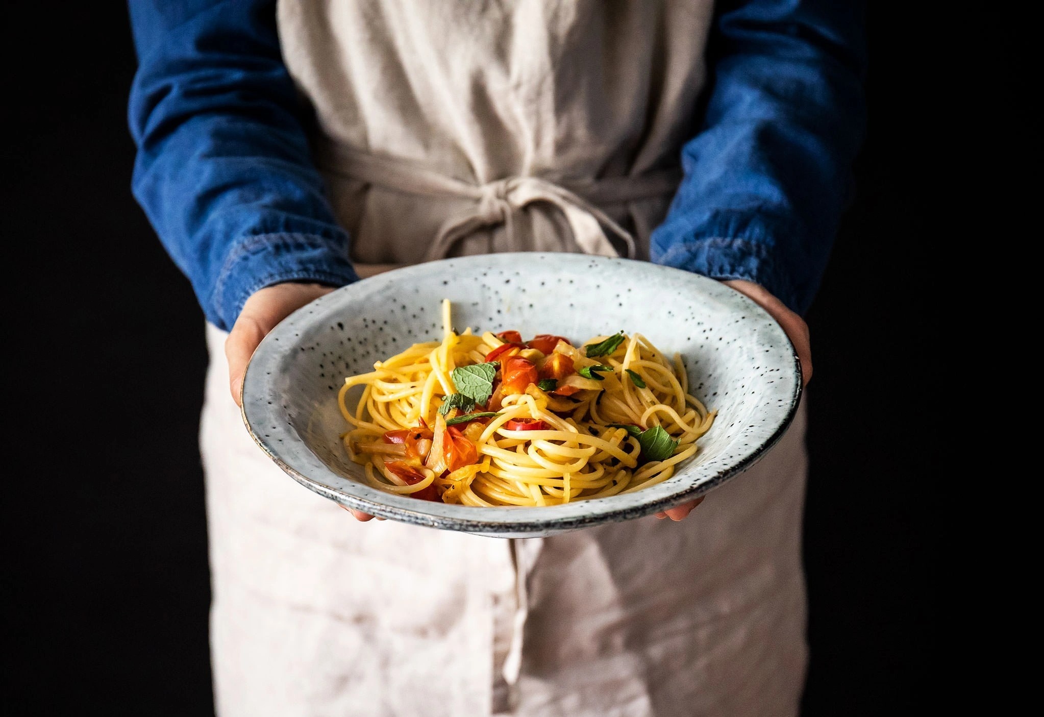 Tan huong bua toi voi mon spaghetti de lam hinh anh