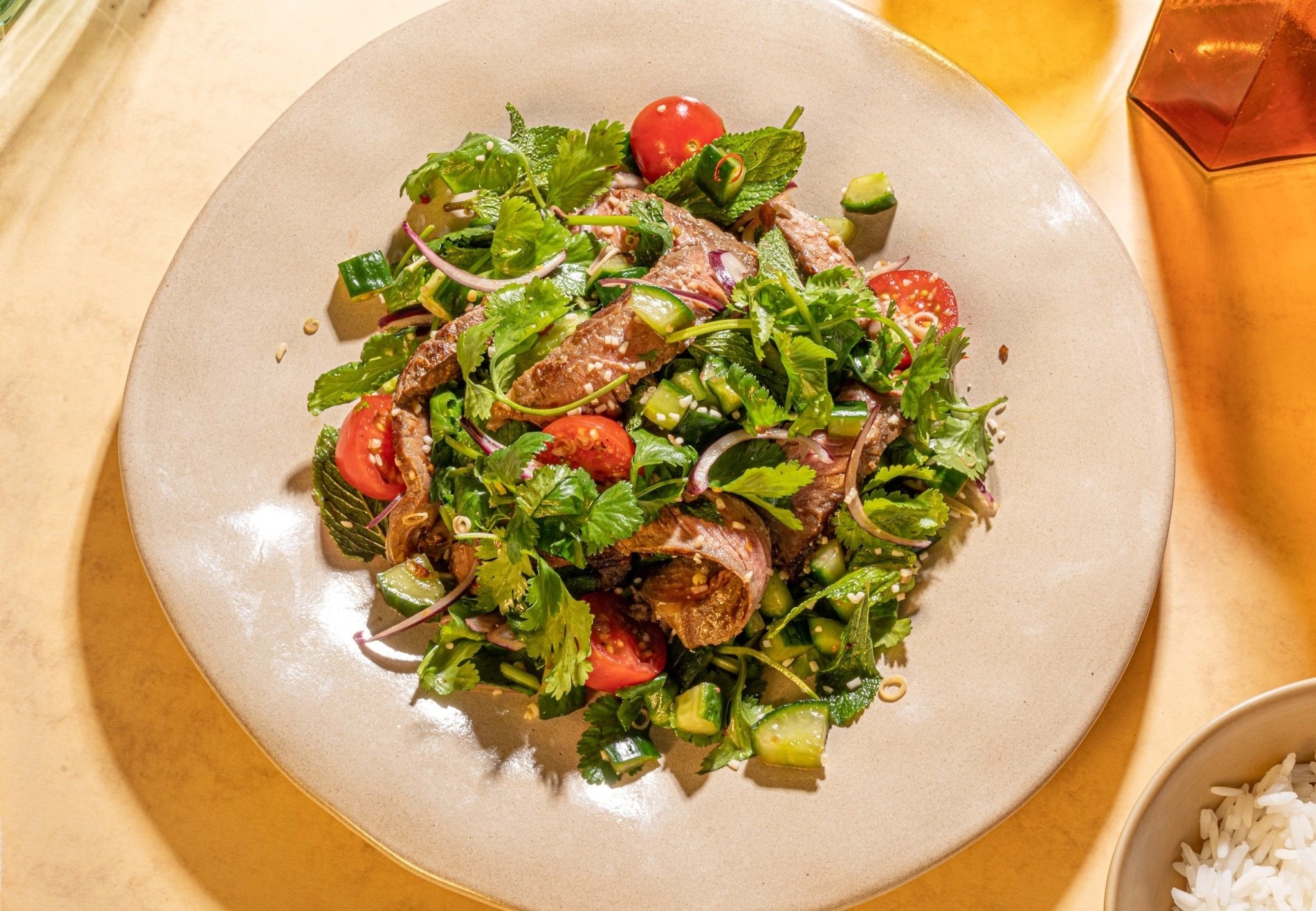 Lam salad bo kieu Thai cho cuoi tuan hinh anh