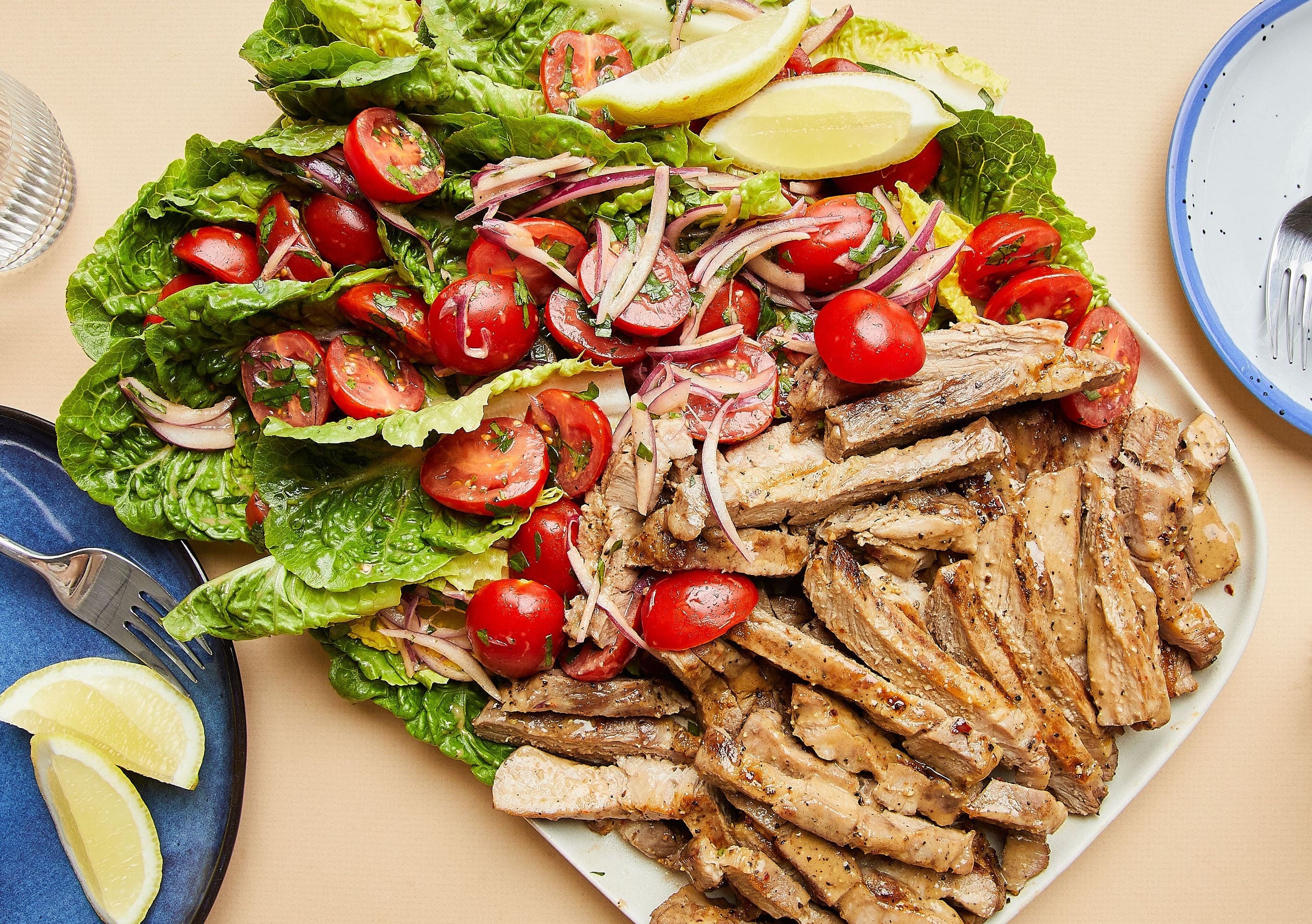 Lam salad thit nuong ca chua cho cuoc vui cuoi tuan hinh anh