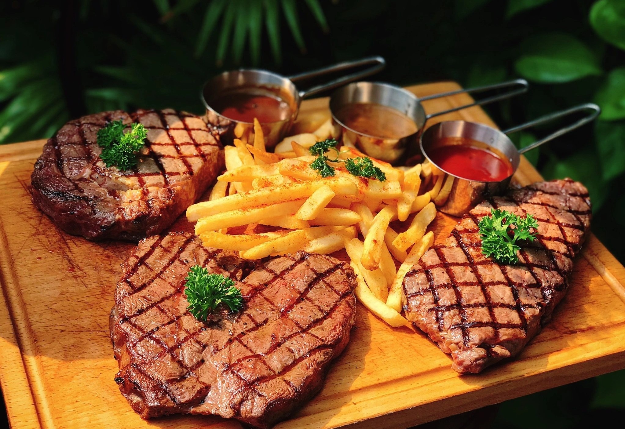 3 nha hang steak cho buoi hen cuoi tuan o TP.HCM hinh anh