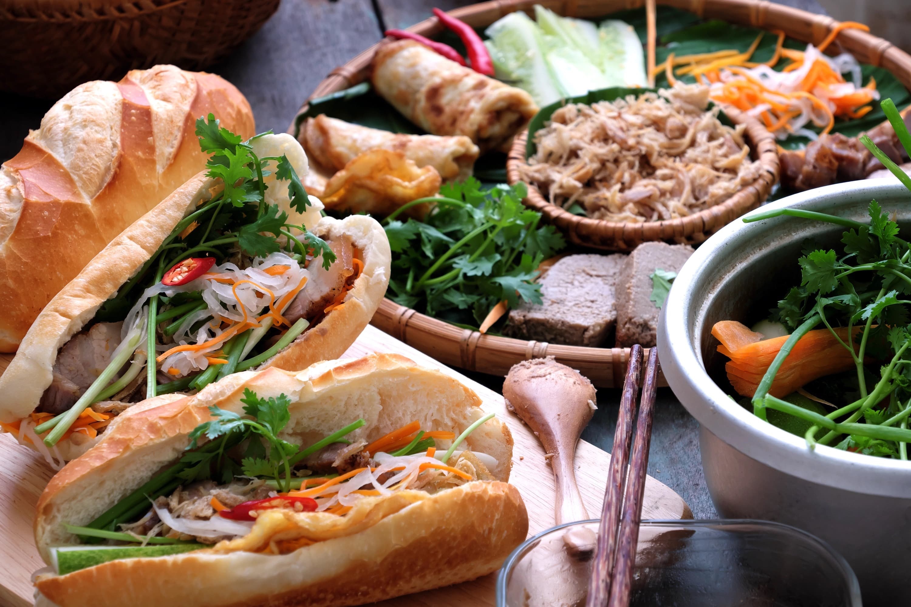 Banh mi Viet Nam lot top 10 mon an duong pho ngon nhat the gioi hinh anh