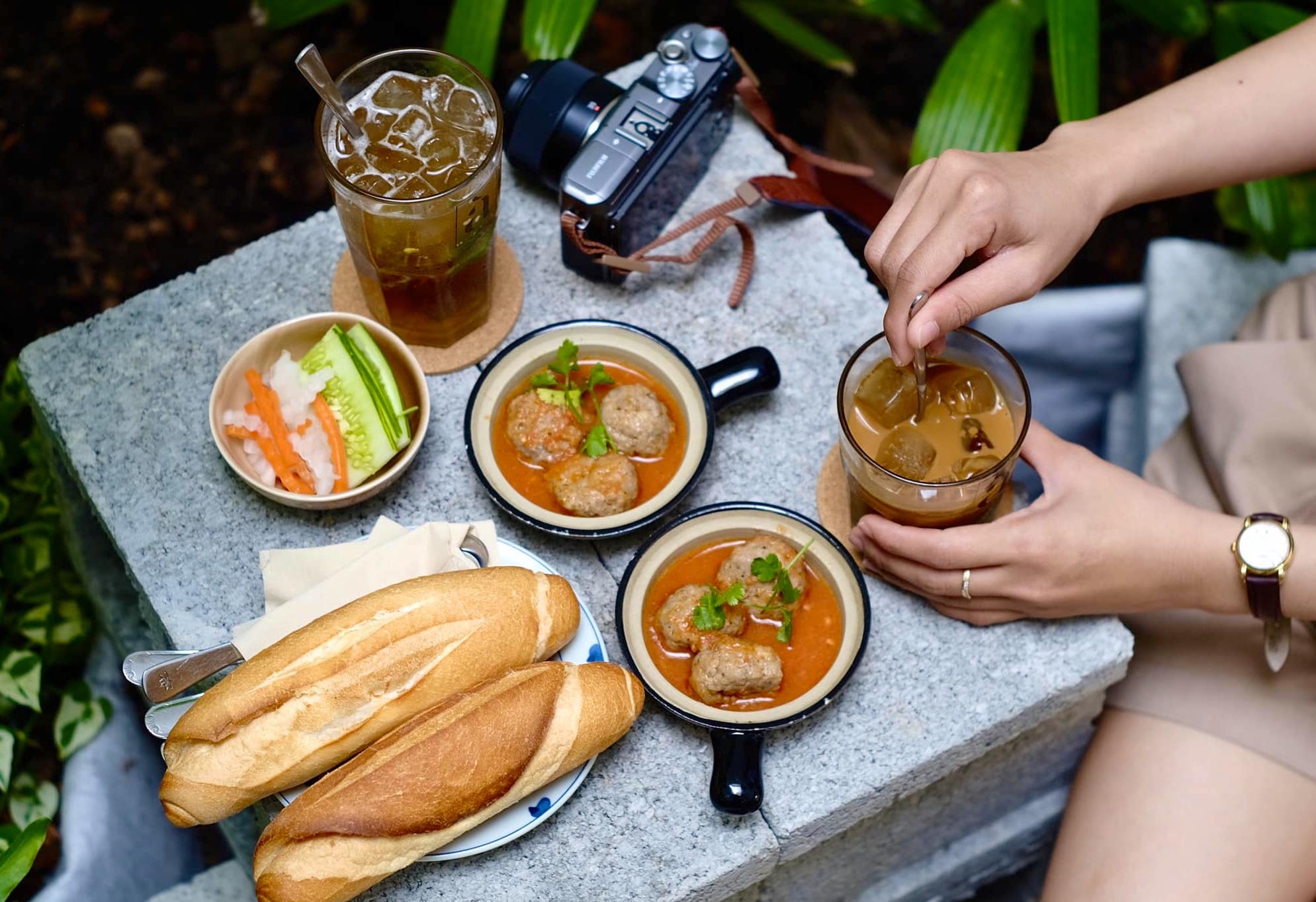 Thuong thuc banh mi, ca phe sang cuoi tuan o TP.HCM hinh anh