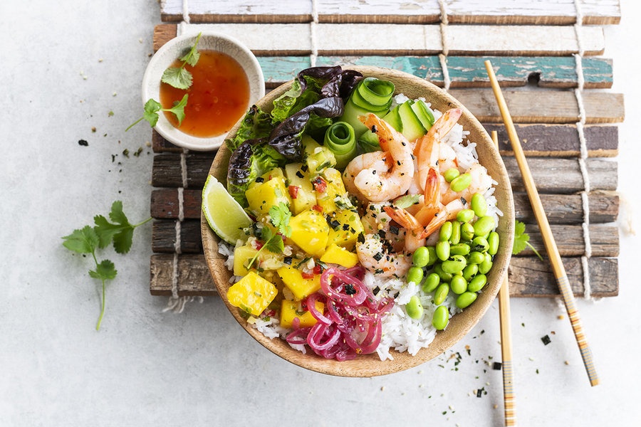 Lam poke bowl thuong thuc cuoi tuan hinh anh