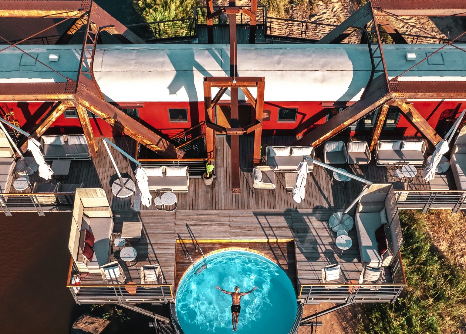 Khach san 5 sao nam giua duong ray xe lua hinh anh