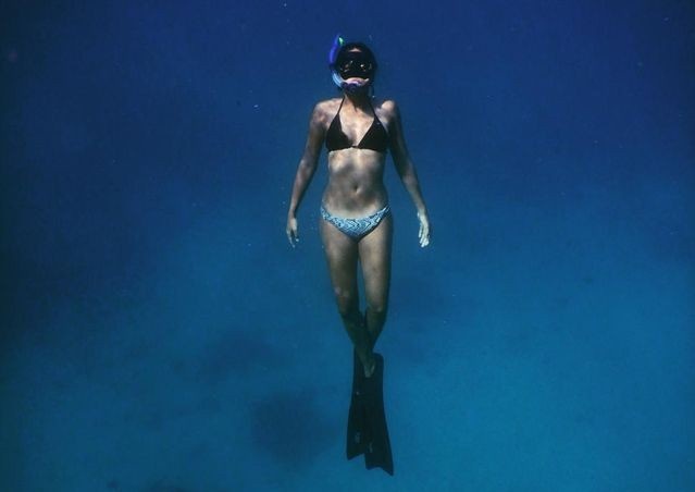 Bi cuon vao moi tinh chop nhoang khi di du lich don sinh nhat hinh anh