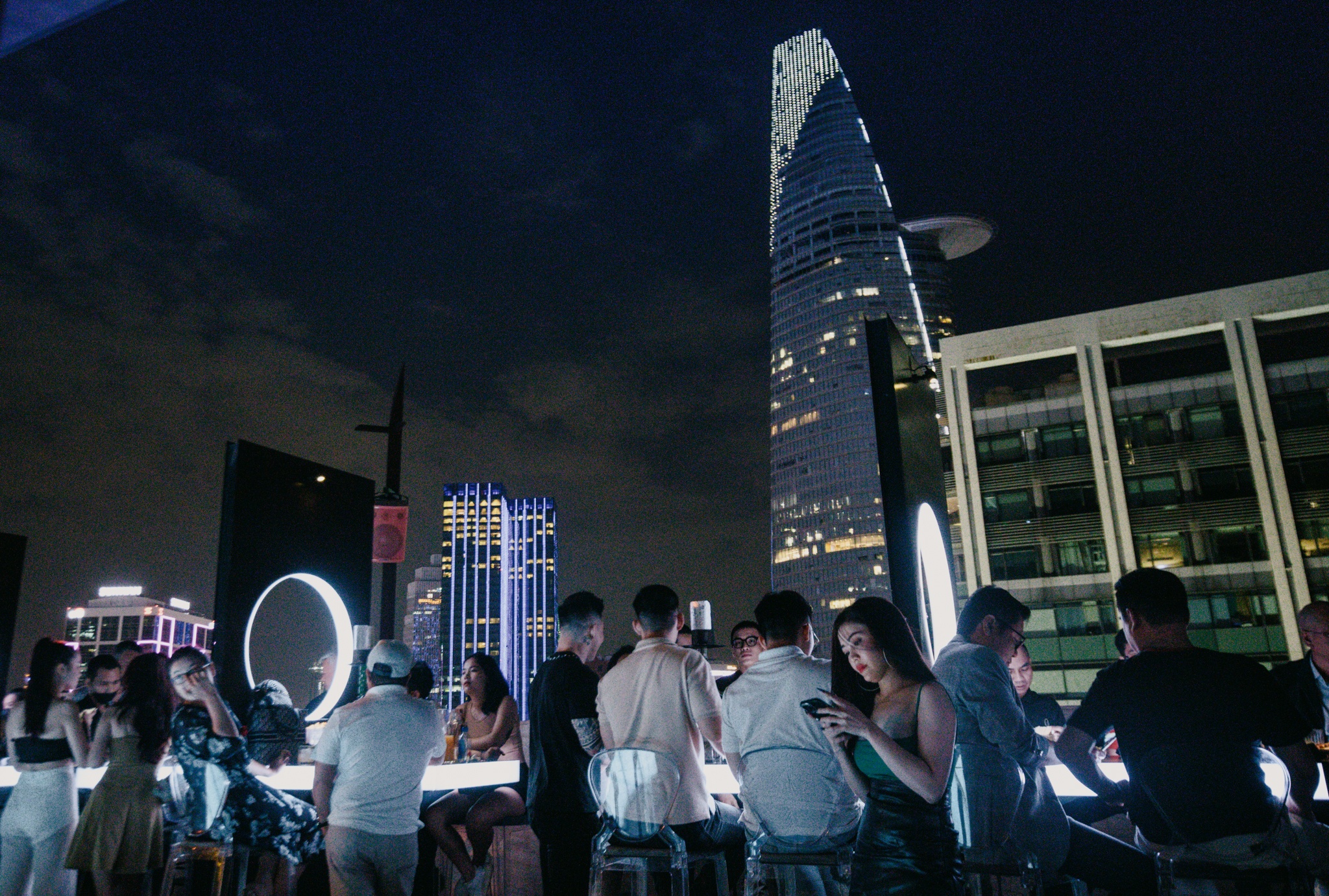 Nhung skybar ngam tron phao hoa giao thua tai TP.HCM hinh anh