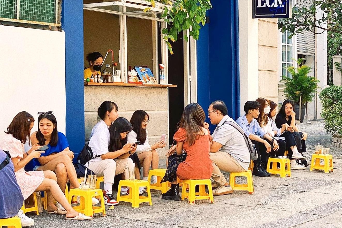 Quan ca phe via he len ngoi khi TP.HCM bot nong hinh anh