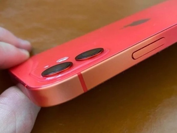 iPhone 12 phai mau sau nua nam su dung hinh anh