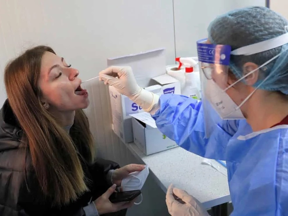 Xet nghiem Covid-19 bang dien thoai re hon 10 lan so voi PCR hinh anh