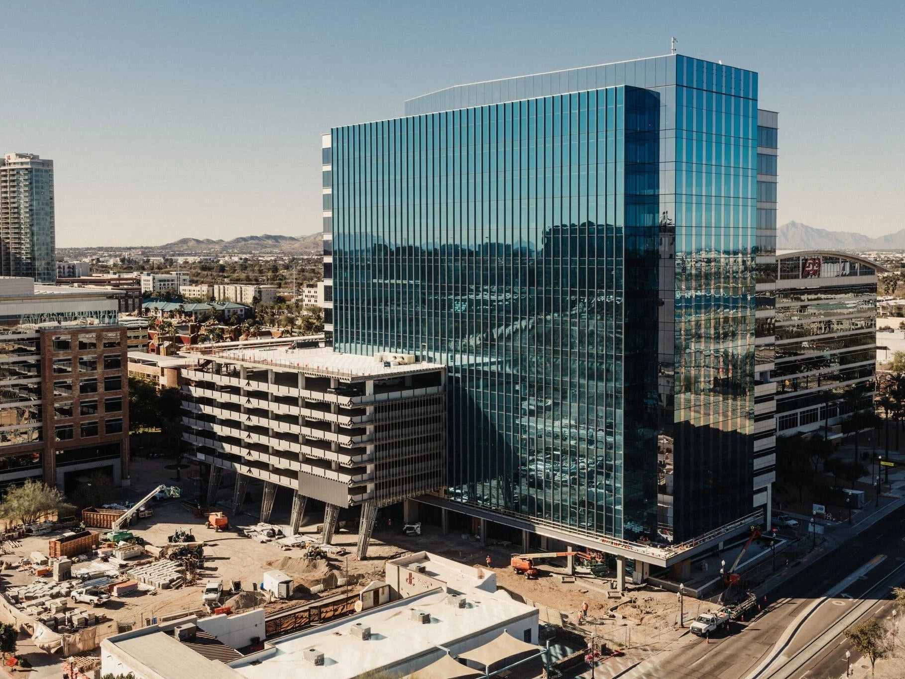 Nhom big tech vung tien mua bat dong san, xay van phong hinh anh