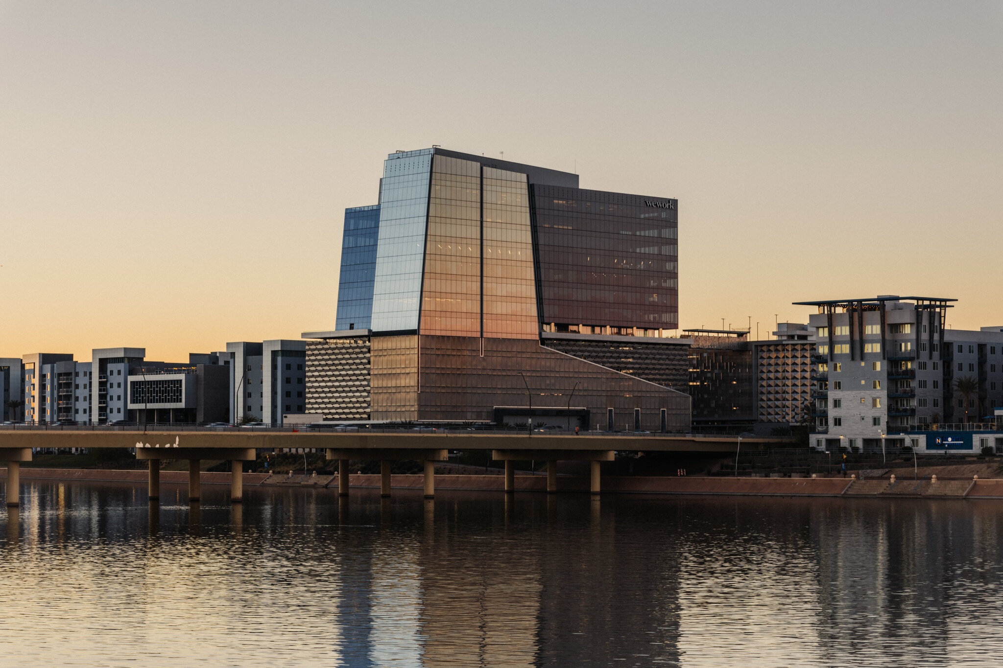 Big Tech dua nhau mua dat anh 2