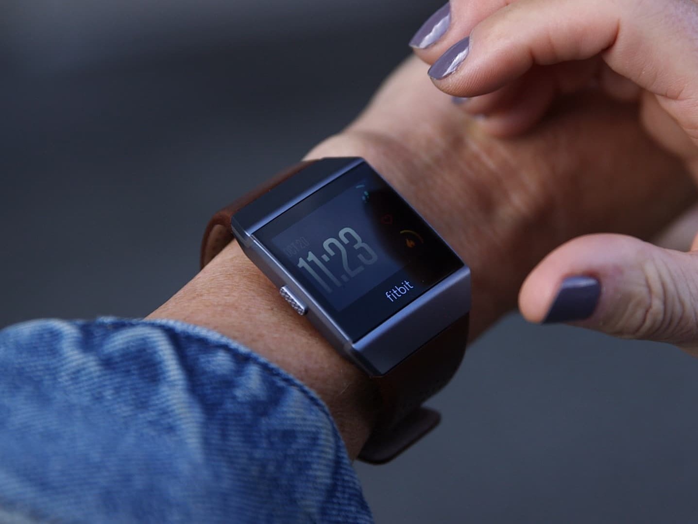 Hon 100 nguoi bi bong co tay vi dong ho thong minh hinh anh