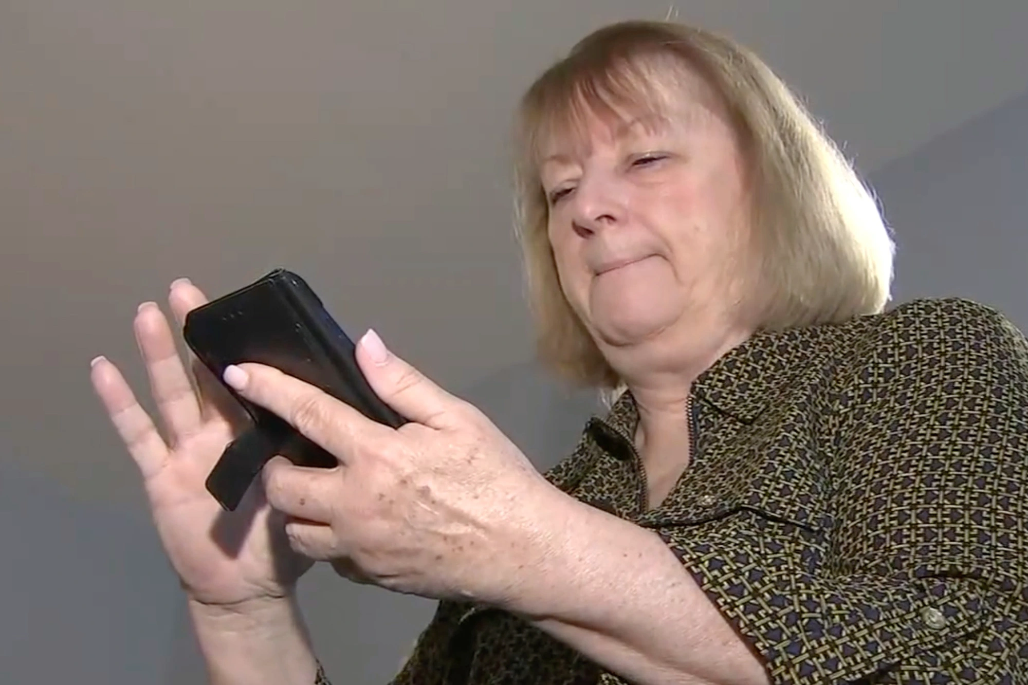 Nguoi phu nu U50 mat sach tien nghi huu vi bi lua tinh qua mang hinh anh