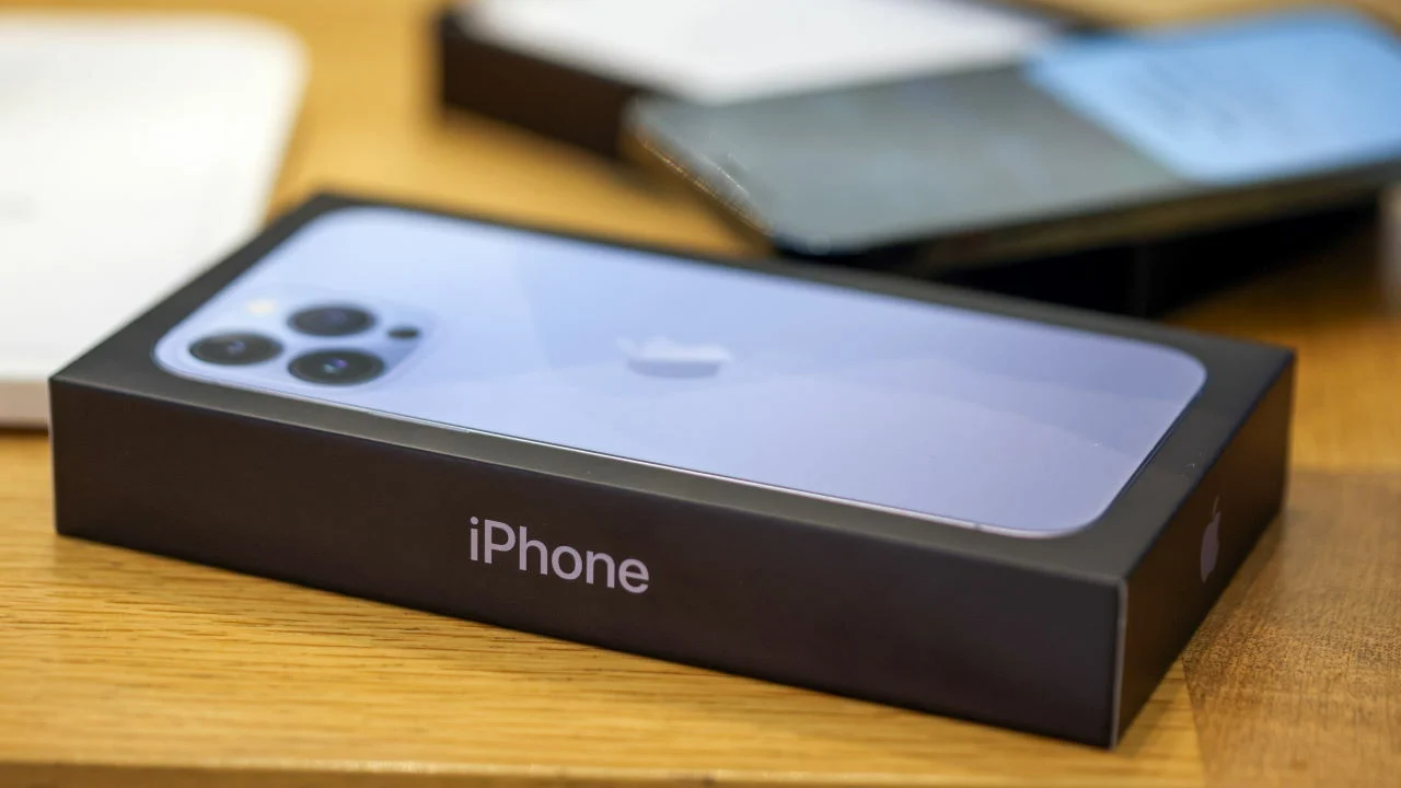 Apple bi kien vi ban iPhone khong kem sac hinh anh