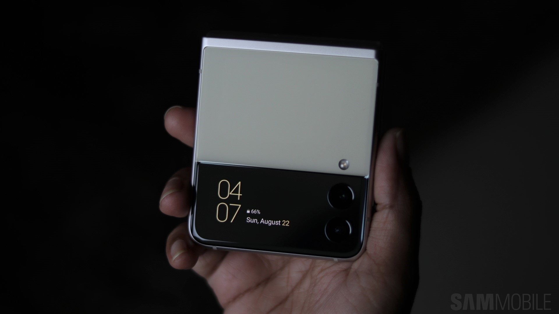 iPhone gap se su dung cong nghe man hinh trang den anh 2