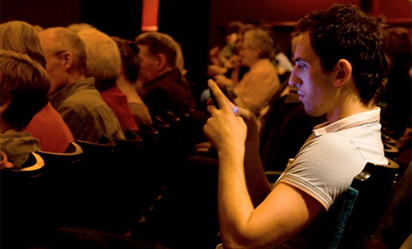 Phat tan anh khoa than trong rap anh 1