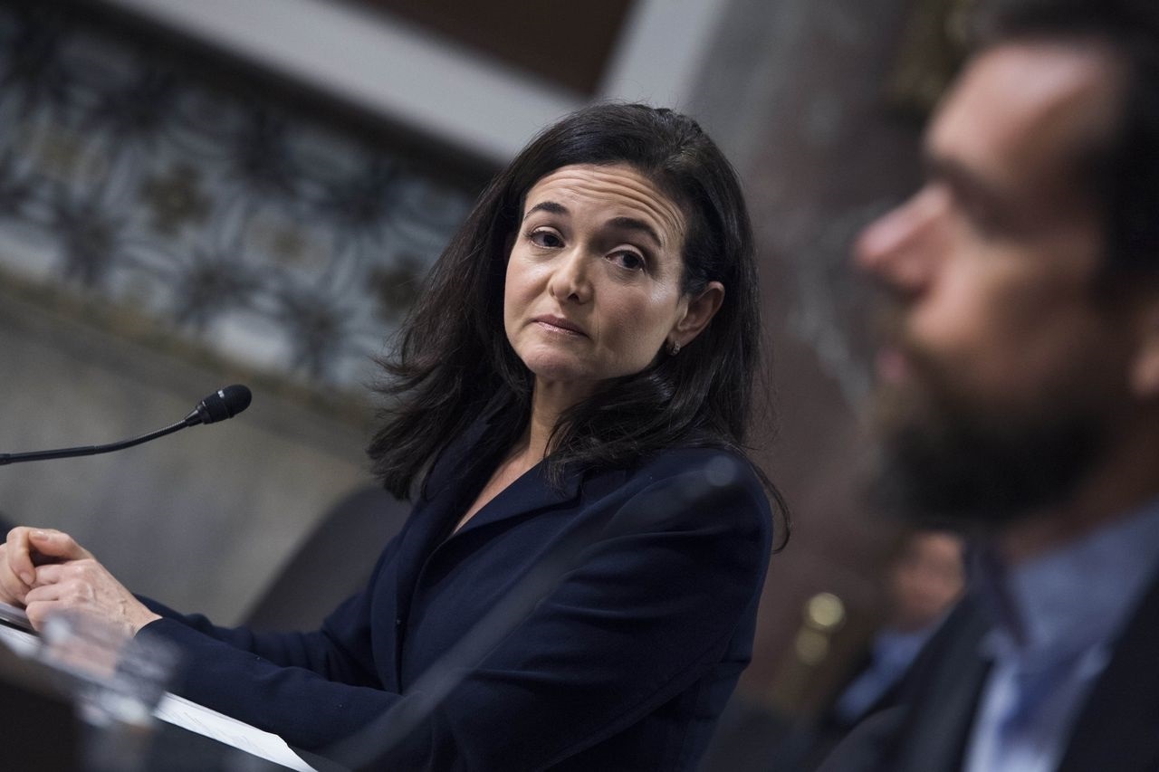 Sheryl Sandberg bi dieu tra,  bat hoa voi Mark Zuckerberg anh 2