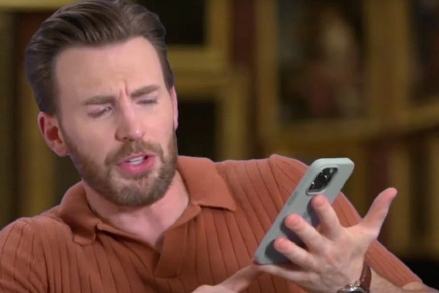 Chris Evans che iPhone moi hinh anh