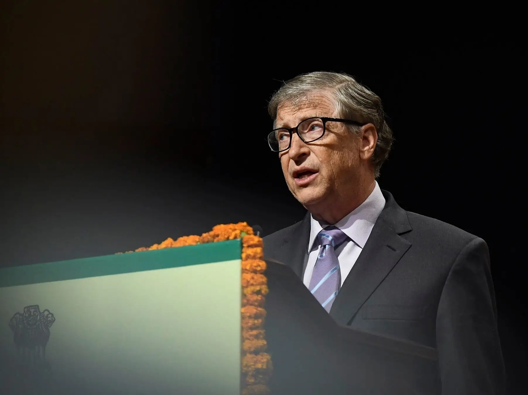Bill Gates nhat 100 USD anh 1