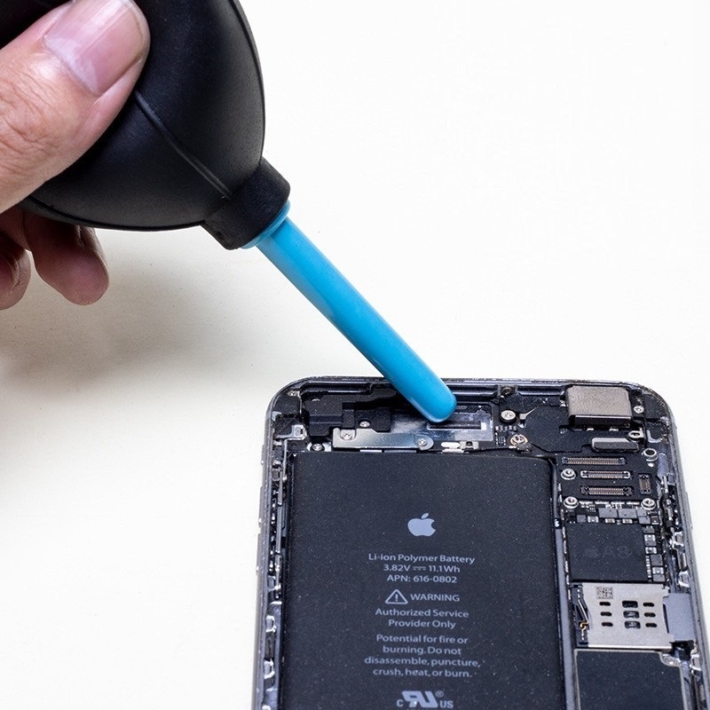 Ve sinh loa iPhone tai nha anh 7