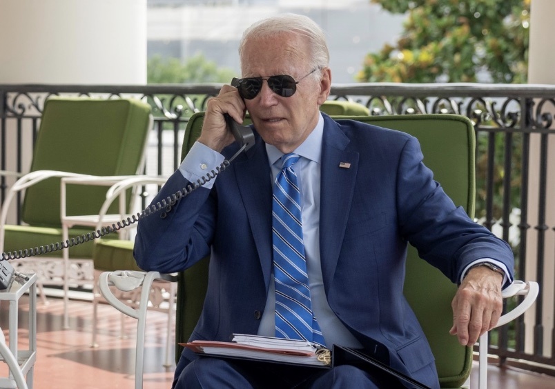 Tong thong My dung thiet bi gi de lam viec tu xa hinh anh