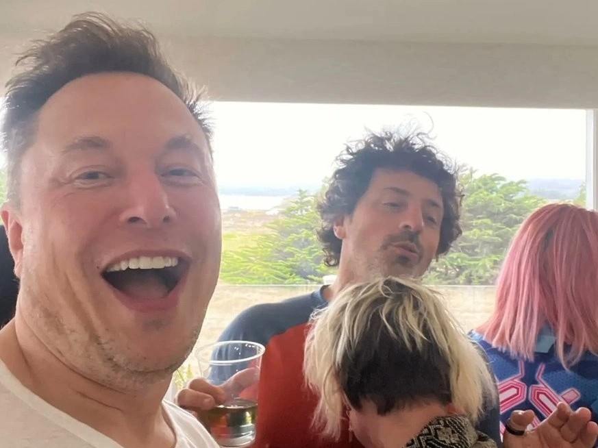 Nguon goc buc anh selfie tu minh oan cua Elon Musk hinh anh