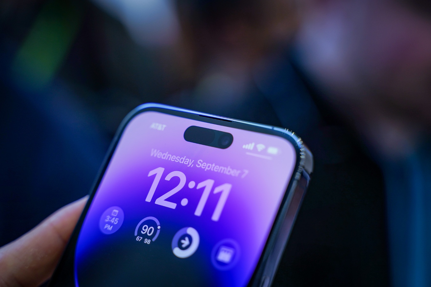 iPhone 14 van sac cham hon doi thu hinh anh