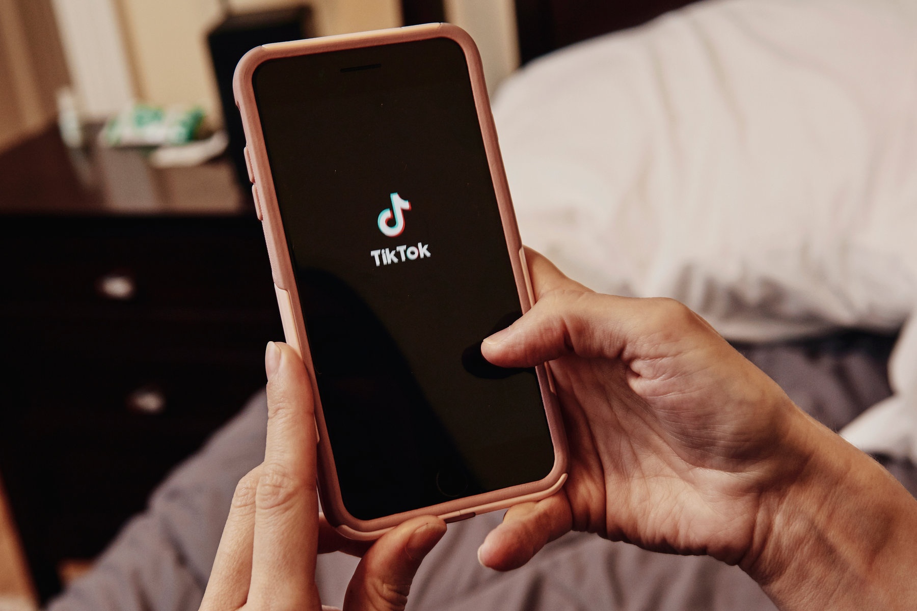 TikTok ‘chay mau nhan su’ anh 2