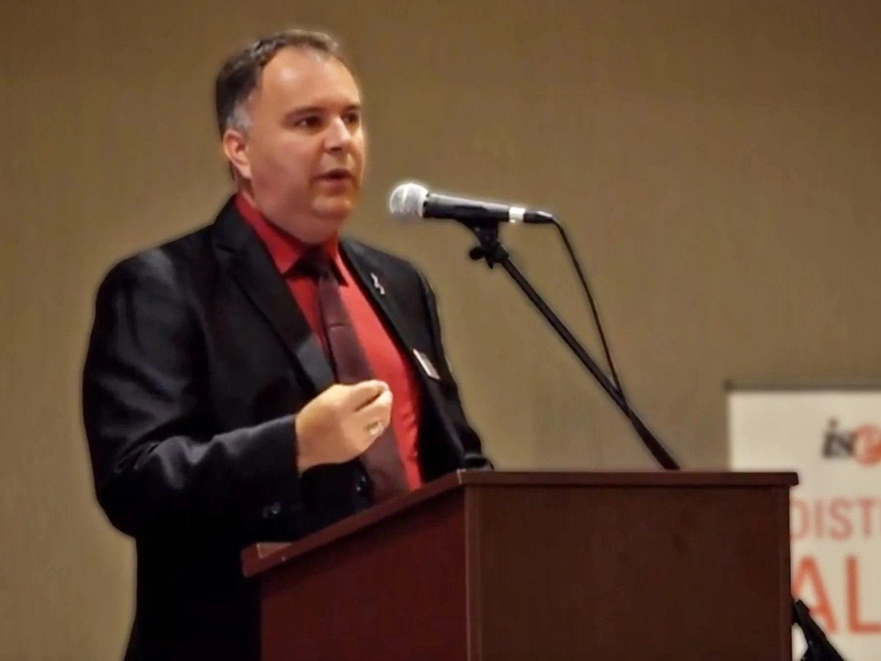 Pho chu tich Apple mat viec vi video TikTok hinh anh