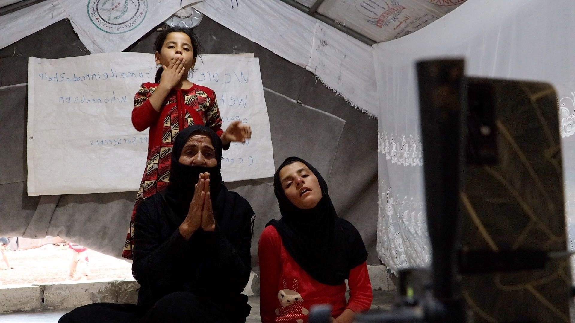 Nhung gia dinh ti nan phai len TikTok xin tien hinh anh