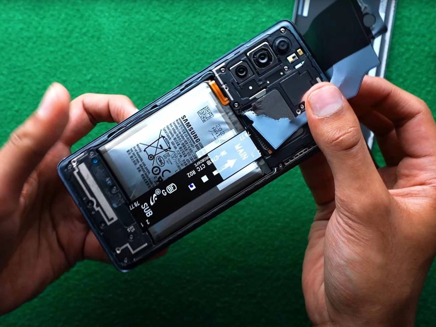 Mot so dien thoai doi cu bi phong pin, bung nap lung hinh anh