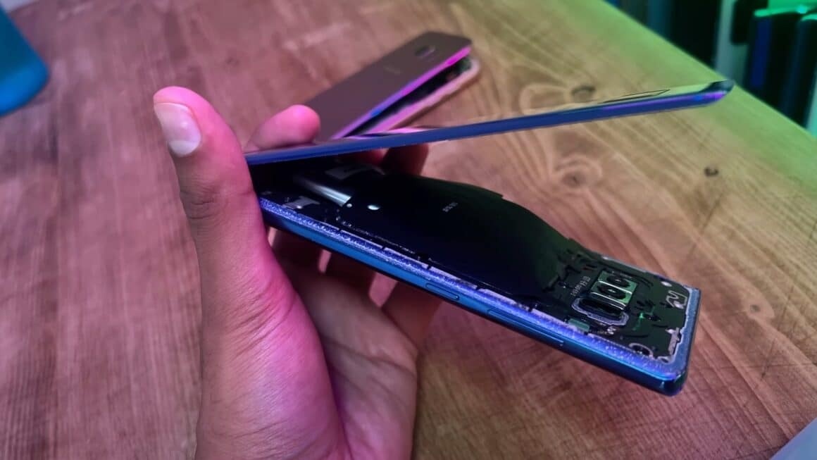 Smartphone Samsung cu phong pin anh 1