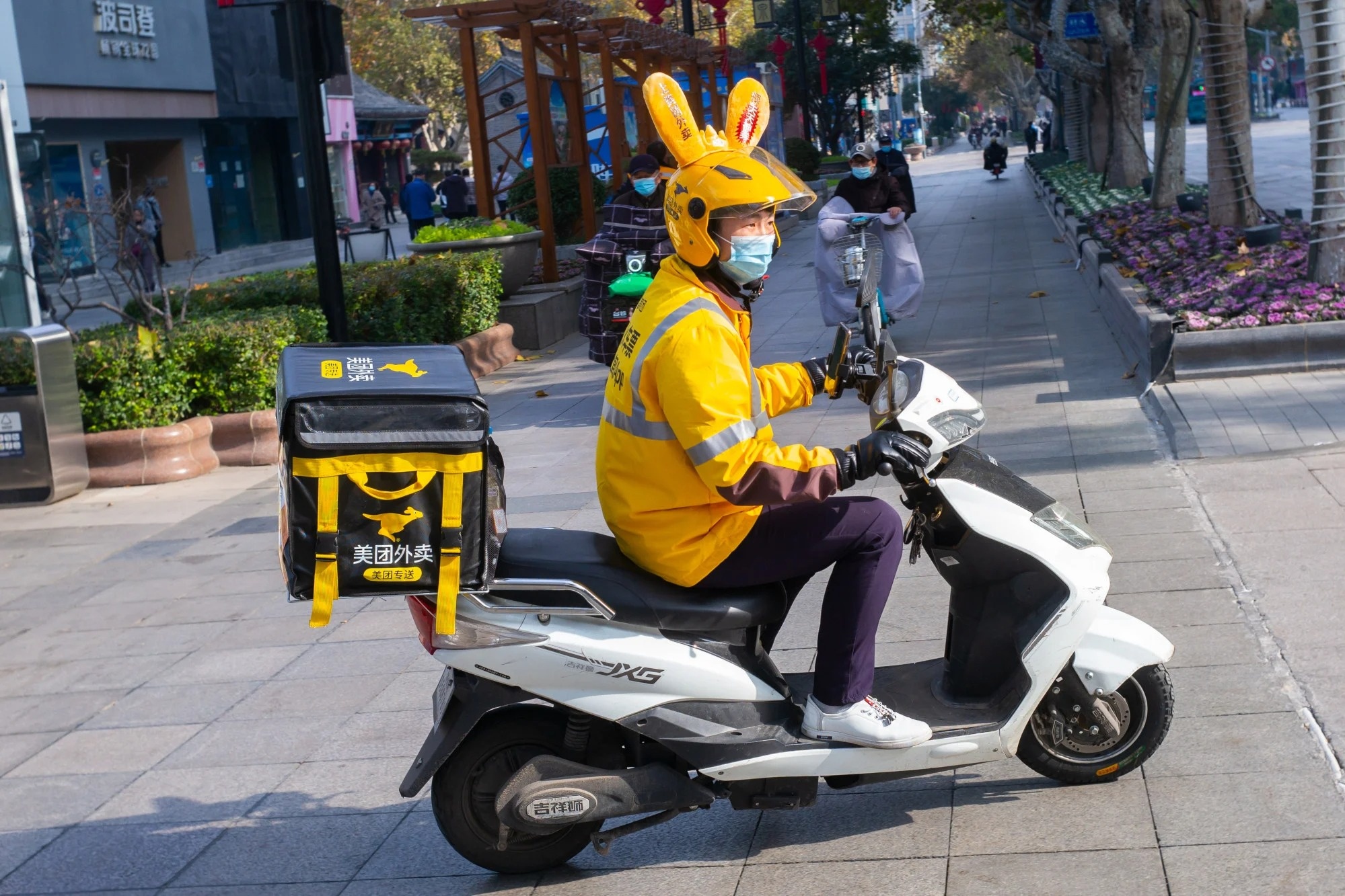 'Shipper vat va nhat Trung Quoc' lam viec 17 gio, giao 65 don/ngay hinh anh