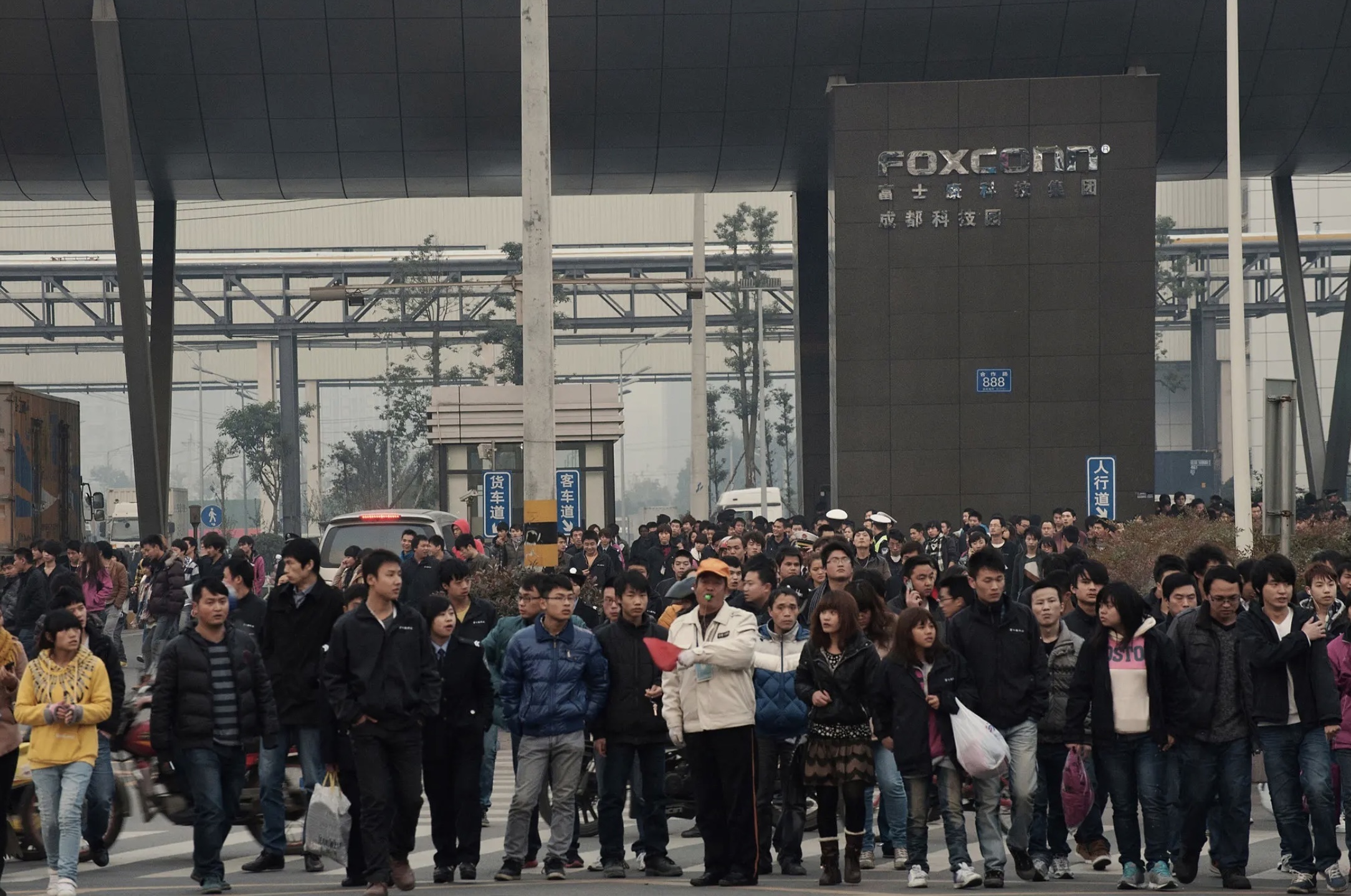 Mot thang cang thang dan den bao luc o 'thanh pho iPhone' hinh anh