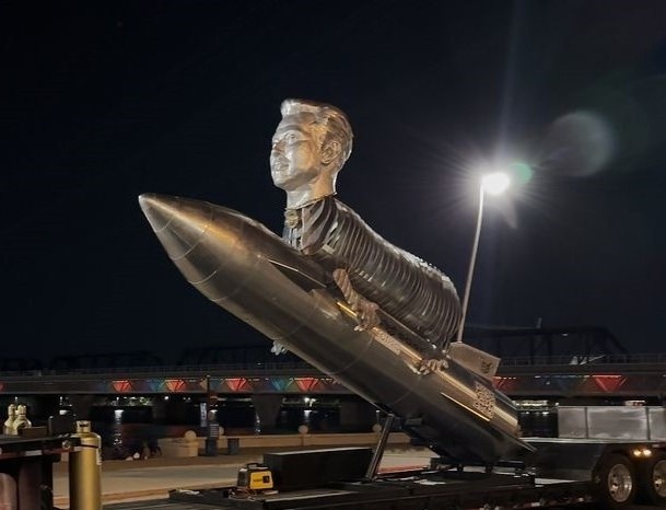 Buc tuong ky di cua Elon Musk bat ngo xuat hien truoc tru so Tesla hinh anh