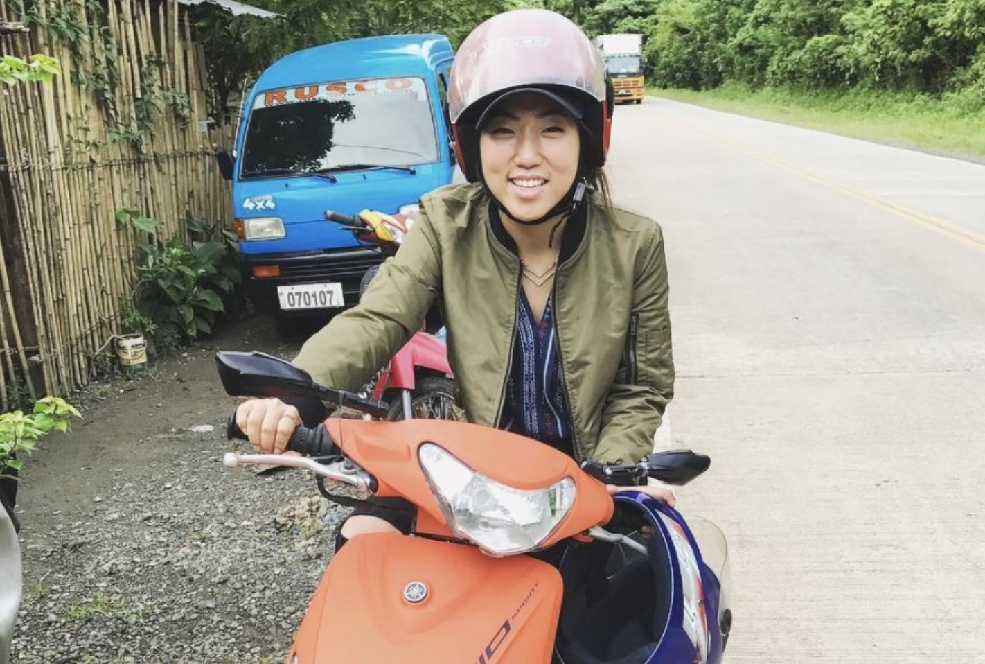 Co gai noi chuyen voi chinh minh trong qua khu bang AI hinh anh