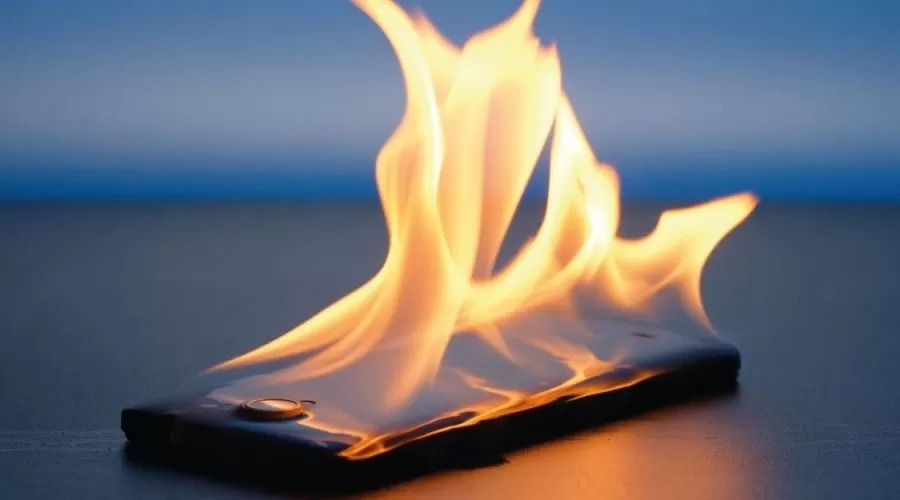 Xe cho rac o My boc chay vi pin phat no hinh anh