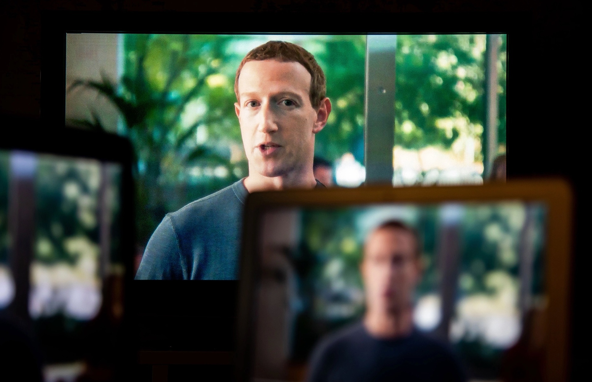 Mark Zuckerberg bi nhan vien cong kich hinh anh